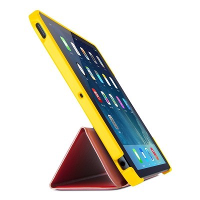 Tablet com capa protetora amarela e suporte articulado castanho