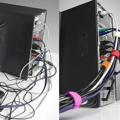 Traseira de torre de computador com vários cabos organizados com braçadeiras coloridas