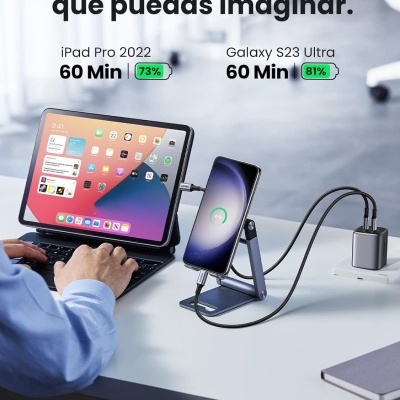 iPad Pro e Galaxy S23 Ultra a carregar em suporte numa mesa branca, com texto em espanhol