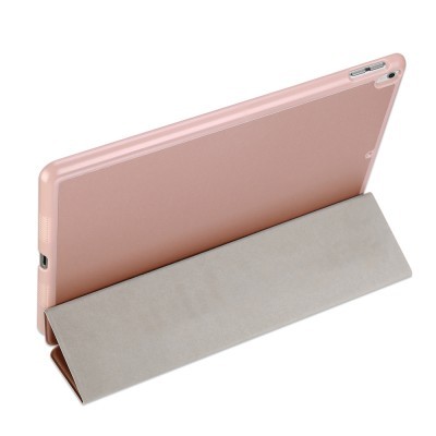 Tablet rosa com capa cinza em suporte