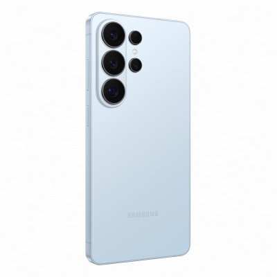 Smartphone Samsung azul claro com quatro câmaras traseiras grandes.