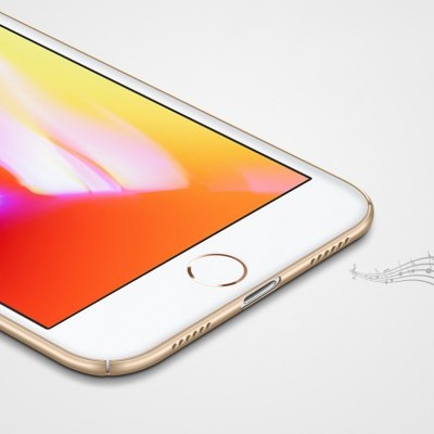 Smartphone dourado com ecrã colorido e notas musicais flutuantes