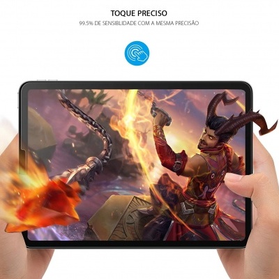 Tablet com jogo de fantasia a ser segurado por mãos