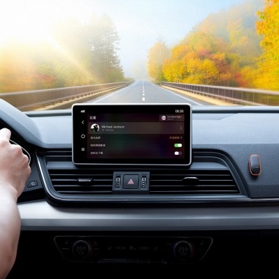 Painel de carro com ecrã tátil mostrando música e estrada outonal à frente