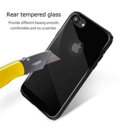 Capa preta de smartphone com vidro temperado traseiro sendo riscado por uma faca amarela