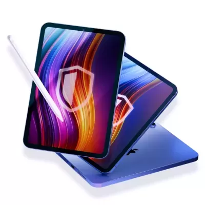 Dois tablets azuis com ecrãs coloridos e uma caneta digital branca