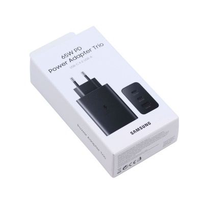 Embalagem branca de carregador Samsung 65W PD Power Adapter Trio com imagem do adaptador preto e texto no topo