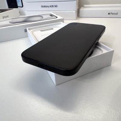 Smartphone preto sobre caixa branca com texto iPhone, embalagens Apple ao fundo