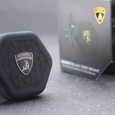 Chaveiro preto hexagonal com logótipo Lamborghini e caixa preta ao fundo