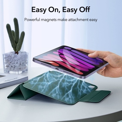 Tablet flutuando sobre capa protetora verde com efeito elétrico em mesa branca