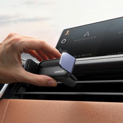 Suporte para telemóvel UGREEN instalado na grelha de ventilação de carro