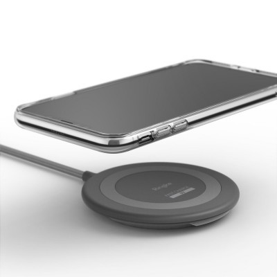 Carregador wireless cinza escuro com telefone móvel preto e capa transparente em fundo branco