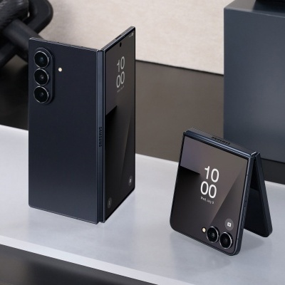 Dois smartphones Samsung dobráveis em azul escuro com ecrãs ligados mostrando 10:00 Wed, July 9
