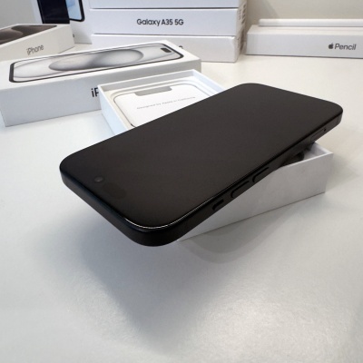 Telefone preto sobre caixa do iPhone e caixas de produtos Apple e Samsung ao fundo