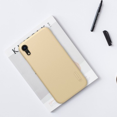 Capa de telemóvel bege texturizada sobre revista KINFOLK com duas canetas pretas ao lado