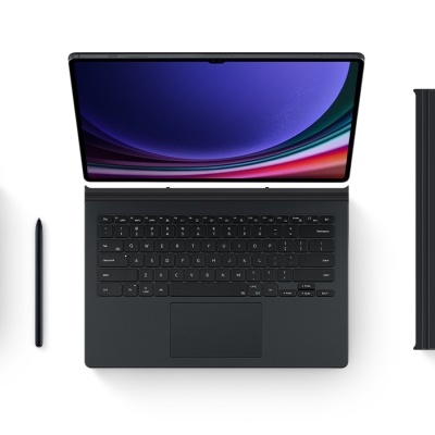 Três dispositivos eletrónicos com ecrãs táteis e caneta digital preta