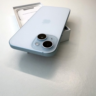 Smartphone Apple iPhone azul claro sobre caixa branca