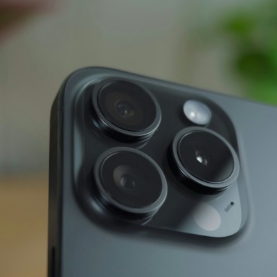 Smartphone preto com três lentes de câmara na parte traseira