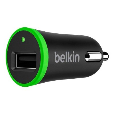 Carregador de carro USB preto com borda verde da marca Belkin