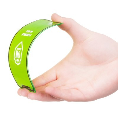Bracelete verde flexível com texto branco na mão