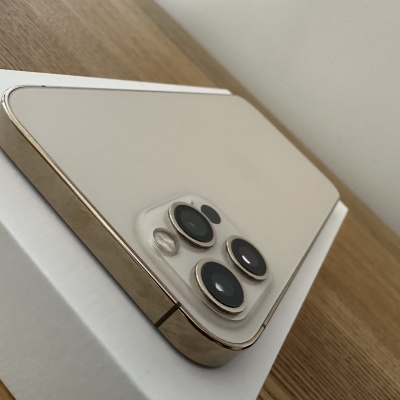 Smartphone dourado com três câmaras traseiras circulares pretas