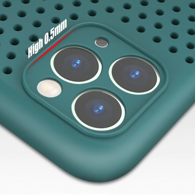 Capa protetora azul esverdeada para smartphone com recorte para três lentes e textura perfurada