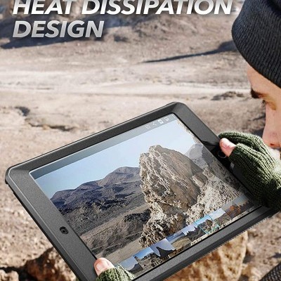 Pessoa segurando tablet preto ao ar livre com texto sobreposto