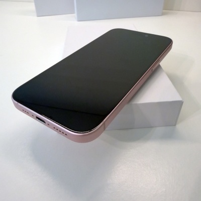 Smartphone com moldura rosa sobre caixas brancas