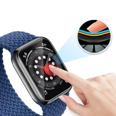 Relógio inteligente com bracelete azul tecido e mostrador digital preto sendo tocado por um dedo