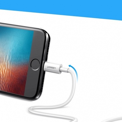 Cabo de carregamento branco ligado a smartphone preto