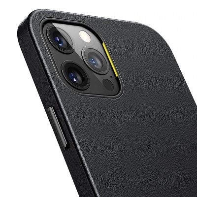 Capa preta para smartphone com três câmaras visíveis