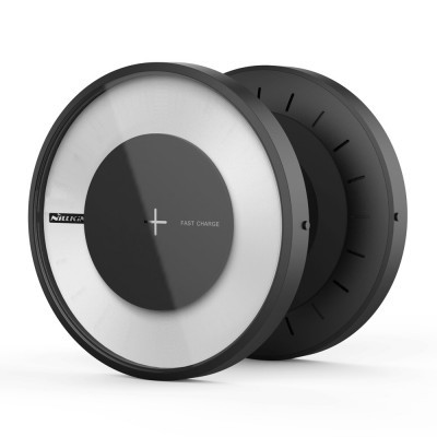 Carregador sem fios redondo preto e branco com texto FAST CHARGE