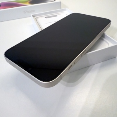 iPhone com ecrã preto e bordas prateadas numa caixa branca