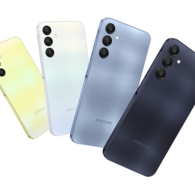 Quatro smartphones Samsung em amarelo, branco, azul e preto com três câmaras traseiras verticais e acabamento fosco