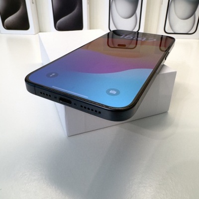 Smartphone unido sobre caixa branca com várias caixas de telefone ao fundo