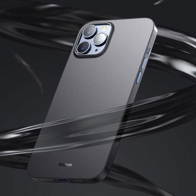 Capa protetora cinza escuro para smartphone com recorte para três câmaras e botões laterais