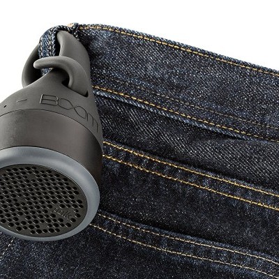 Coluna portátil preta com clip em tecido jeans azul escuro