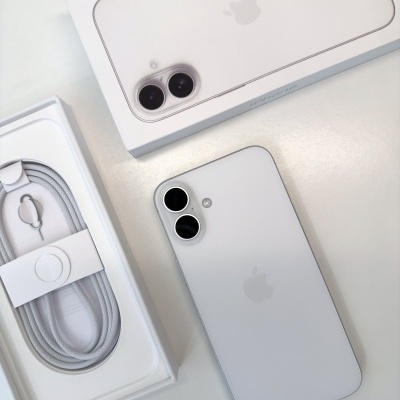 Smartphone branco Apple iPhone e acessórios na caixa sobre superfície branca