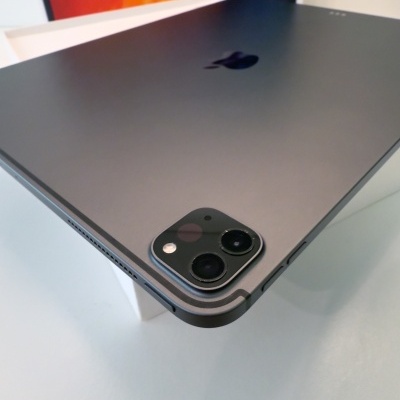 Tablet Apple iPad cinza espacial com duas câmaras traseiras e logótipo Apple