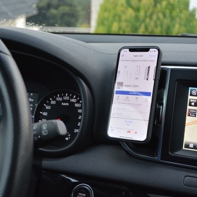 Smartphone montado no suporte do tablier de carro preto com ecrã de navegação