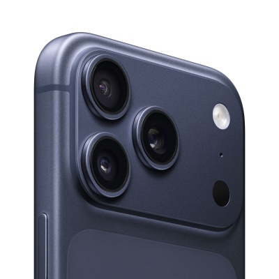 Smartphone azul escuro com três câmaras traseiras e flash circular