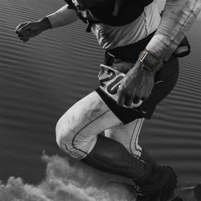 Relógio desportivo digital num pulso masculino em atividade física na areia