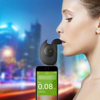 Dispositivo de medição de álcool no hálito e mulher em fundo urbano