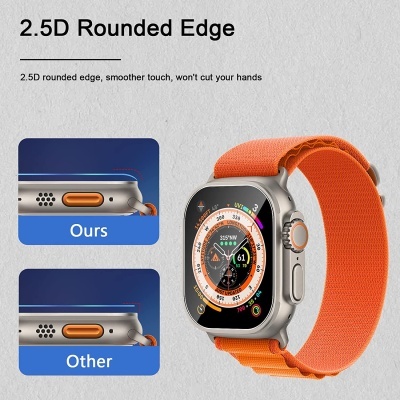 Relógio inteligente com pulseira laranja e bordas arredondadas em comparação