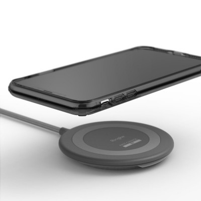 Carregador sem fios cinzento com smartphone em capa preta