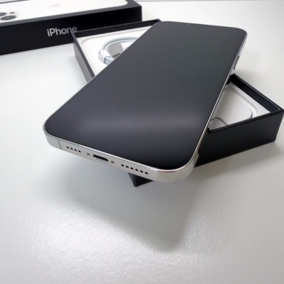 Smartphone iPhone preto com caixa preta e cabo branco