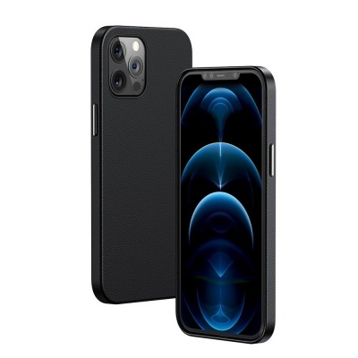 Telemóvel preto moderno com ecrã ligado e três câmaras traseiras sobre fundo branco.