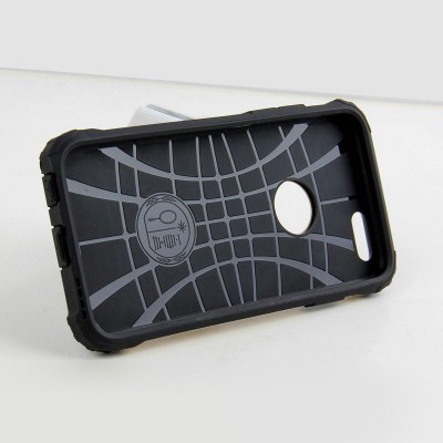 Capa preta para smartphone com padrão interno de linhas cinza em malha