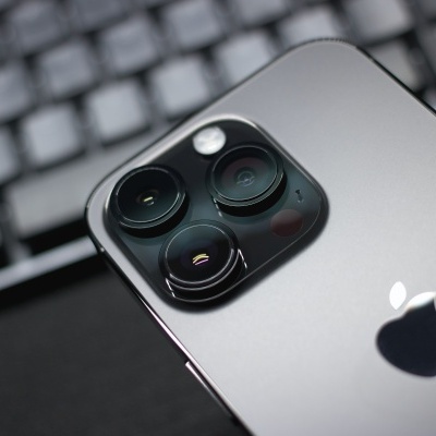 Smartphone Apple iPhone prateado com três câmeras e logotipo da Apple preto