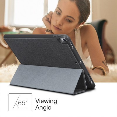 Capa de tablet preta em suporte com ângulo de 65 graus